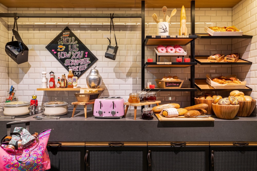 moxy berlin airport a marriott hotel