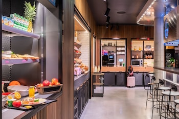 moxy berlin airport a marriott hotel