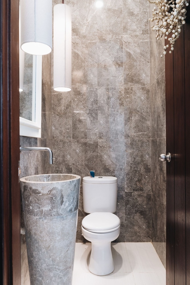 luxurious 3br villa muzo with pool by azure near w