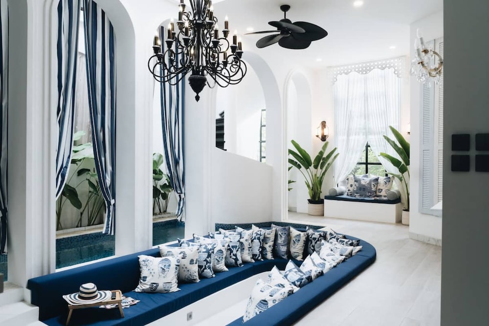 luxurious 3br villa muzo with pool by azure near w