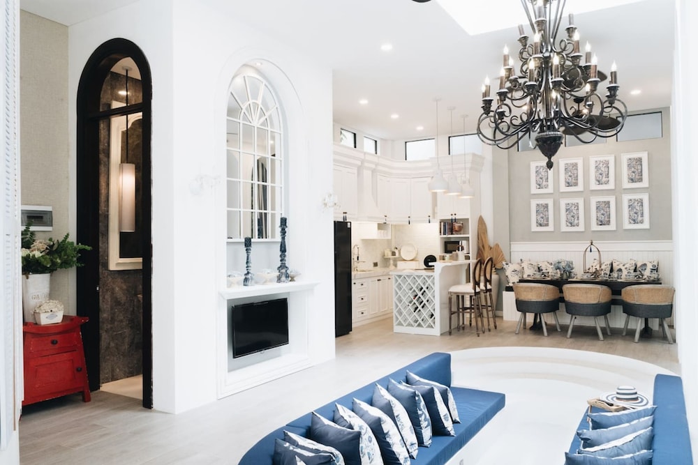 luxurious 3br villa muzo with pool by azure near w