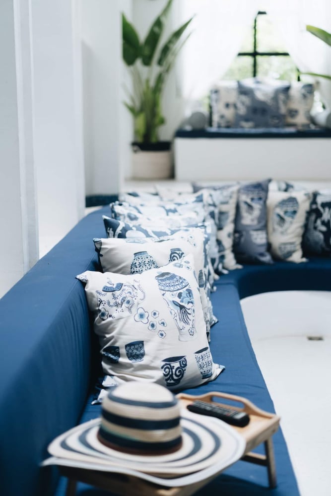 luxurious 3br villa muzo with pool by azure near w