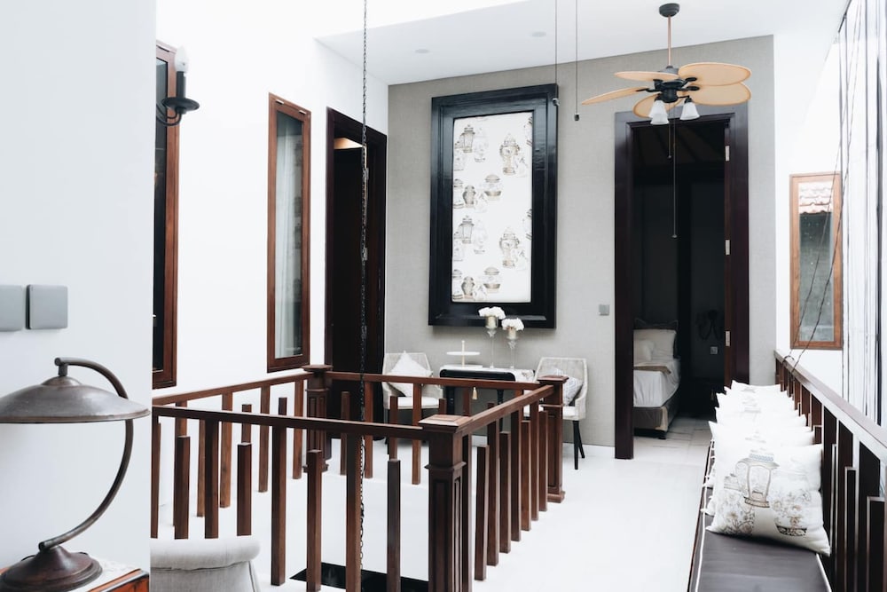 luxurious 3br villa muzo with pool by azure near w