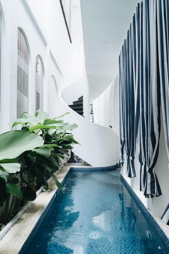 luxurious 3br villa muzo with pool by azure near w