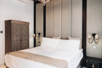 luxurious 3br villa muzo with pool by azure near w