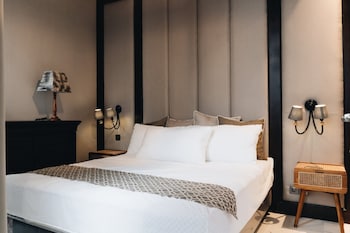 luxurious 3br villa muzo with pool by azure near w