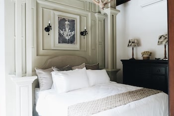 luxurious 3br villa muzo with pool by azure near w