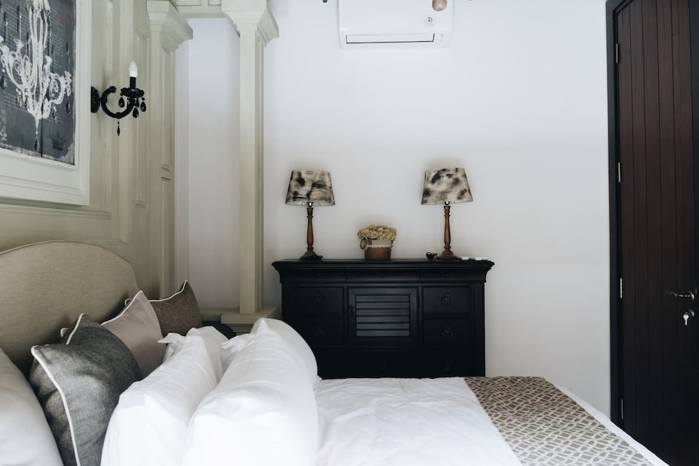 luxurious 3br villa muzo with pool by azure near w