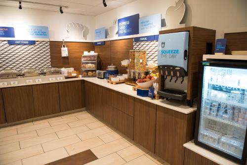 holiday inn express and suites elkhart an ihg hotel