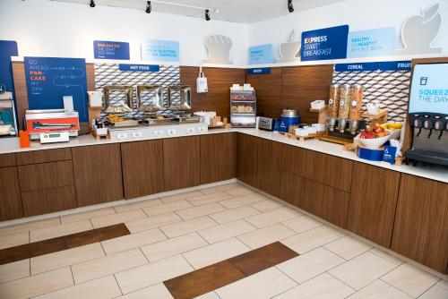 holiday inn express and suites elkhart an ihg hotel