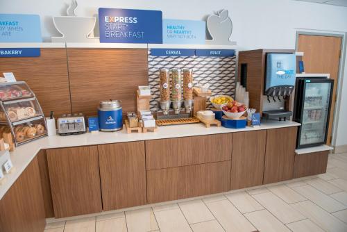 holiday inn express and suites elkhart an ihg hotel