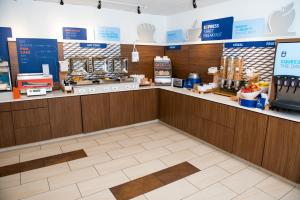 holiday inn express and suites elkhart an ihg hotel