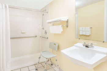 Days Inn By Wyndham Staunton,Mint Spring>>Charlottesville,2 star