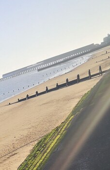 Lovely 2-Bed Caravan In Walton On The Naze,,3 star
