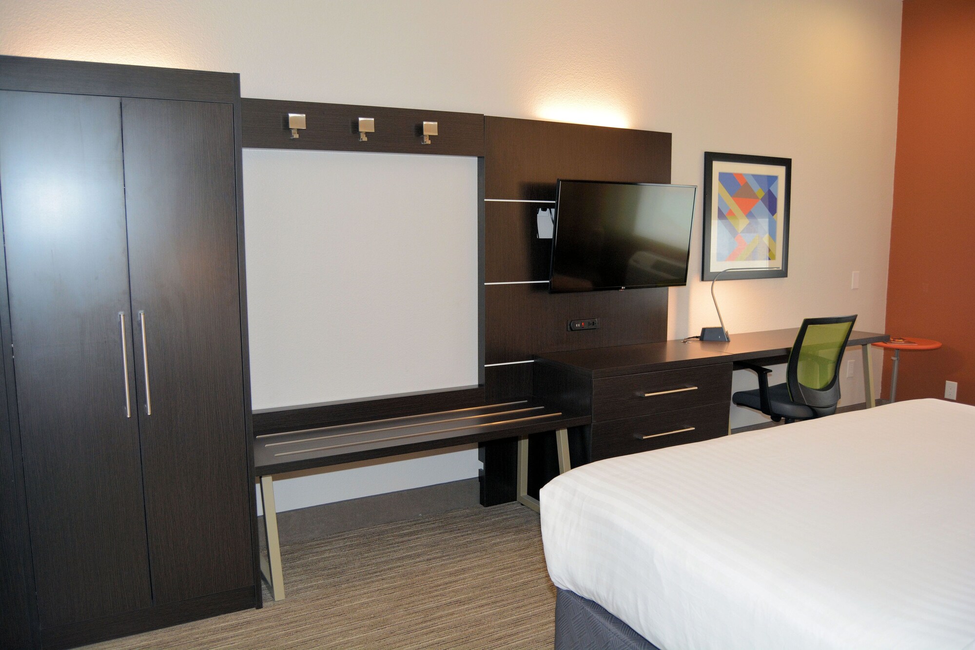 holiday inn express and suites by ihg