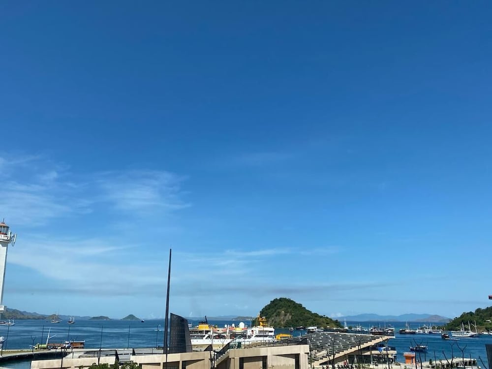 harbour komodo hotel