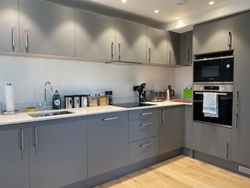 stunning modern 2 bedroom apartment with spectacular views of bath skyline