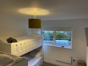 stunning modern 2 bedroom apartment with spectacular views of bath skyline