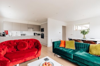 stunning modern 2 bedroom apartment with spectacular views of bath skyline