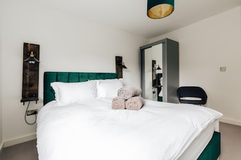 stunning modern 2 bedroom apartment with spectacular views of bath skyline