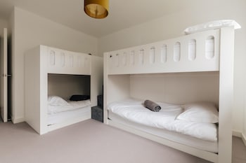 stunning modern 2 bedroom apartment with spectacular views of bath skyline