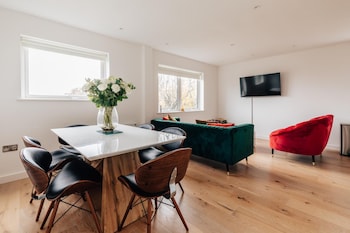 stunning modern 2 bedroom apartment with spectacular views of bath skyline