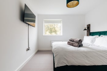 stunning modern 2 bedroom apartment with spectacular views of bath skyline