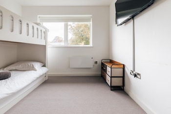 stunning modern 2 bedroom apartment with spectacular views of bath skyline