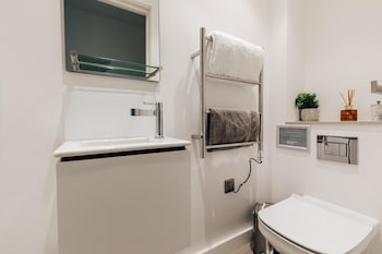 stunning modern 2 bedroom apartment with spectacular views of bath skyline