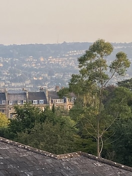 stunning modern 2 bedroom apartment with spectacular views of bath skyline