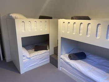 stunning modern 2 bedroom apartment with spectacular views of bath skyline