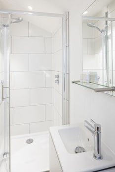 stunning modern 2 bedroom apartment with spectacular views of bath skyline