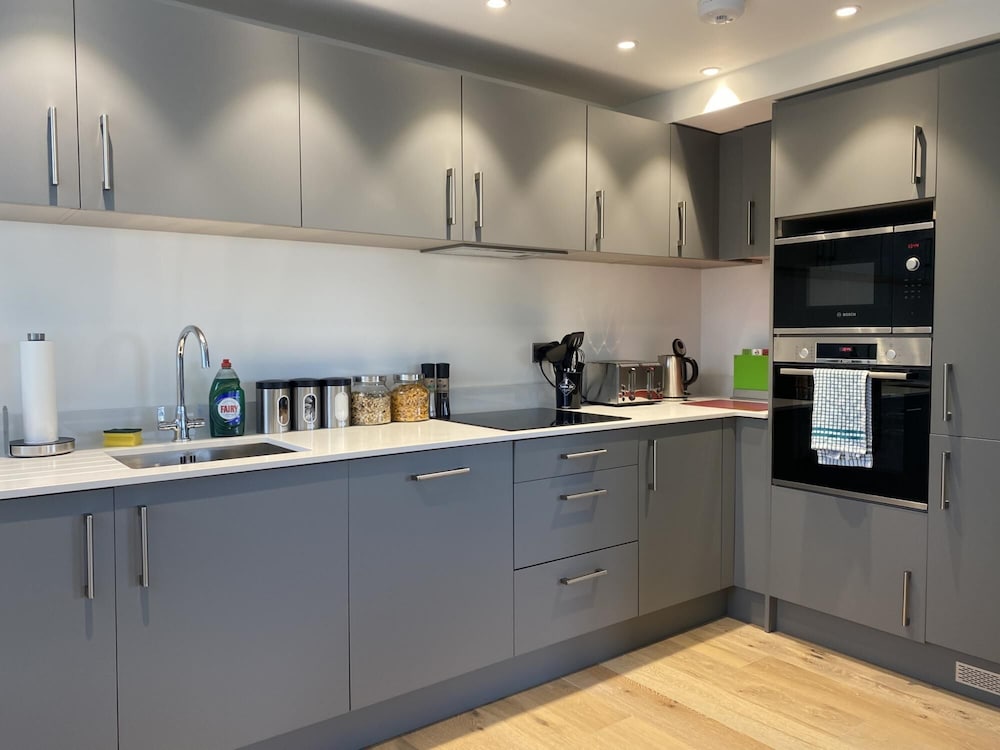 stunning modern 2 bedroom apartment with spectacular views of bath skyline