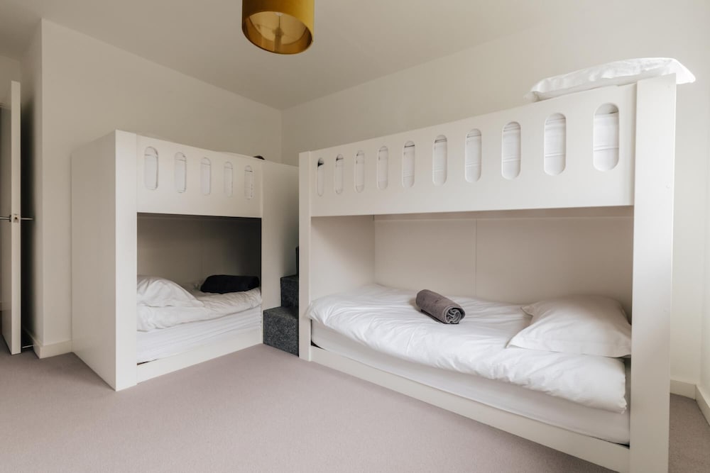 stunning modern 2 bedroom apartment with spectacular views of bath skyline