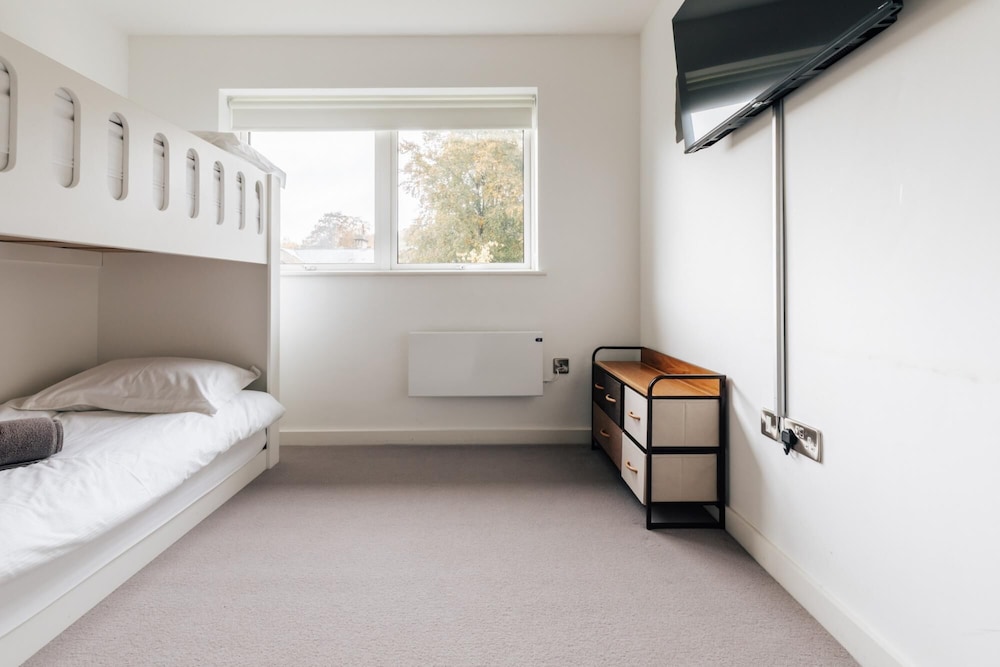 stunning modern 2 bedroom apartment with spectacular views of bath skyline