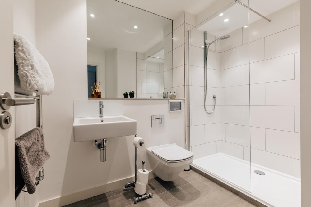 stunning modern 2 bedroom apartment with spectacular views of bath skyline