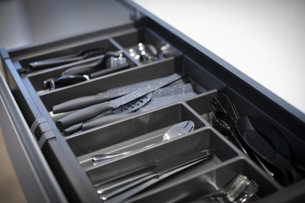 stunning modern 2 bedroom apartment with spectacular views of bath skyline