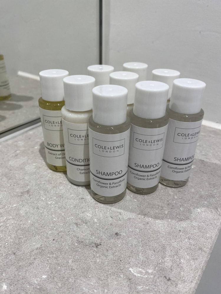 stunning modern 2 bedroom apartment with spectacular views of bath skyline