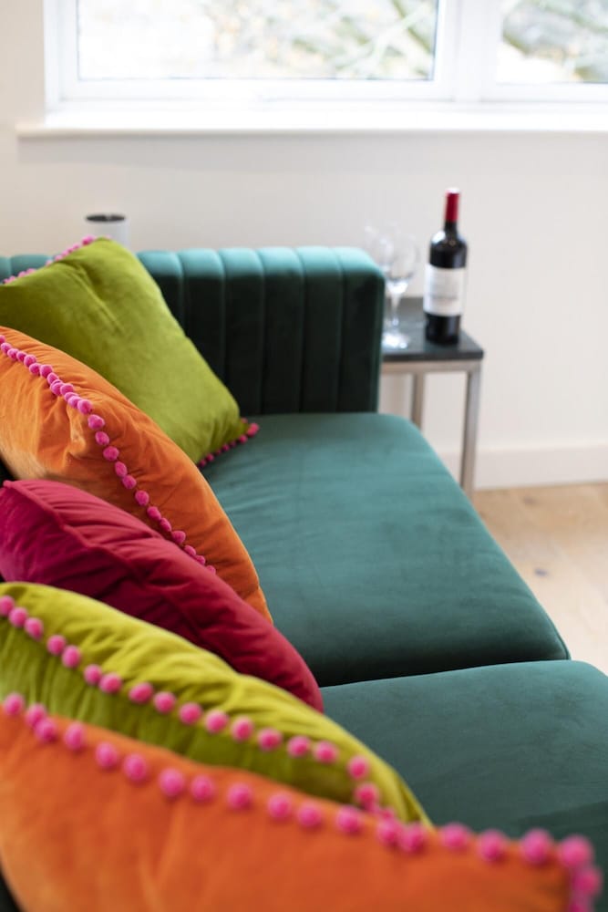 stunning modern 2 bedroom apartment with spectacular views of bath skyline