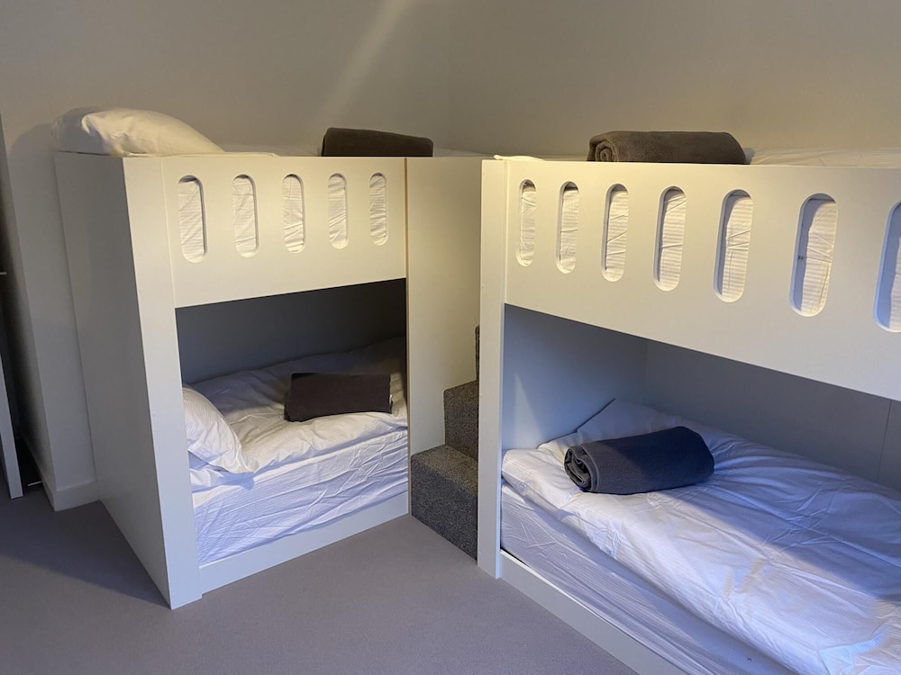 stunning modern 2 bedroom apartment with spectacular views of bath skyline