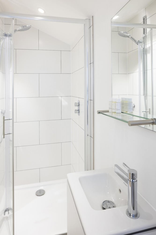 stunning modern 2 bedroom apartment with spectacular views of bath skyline