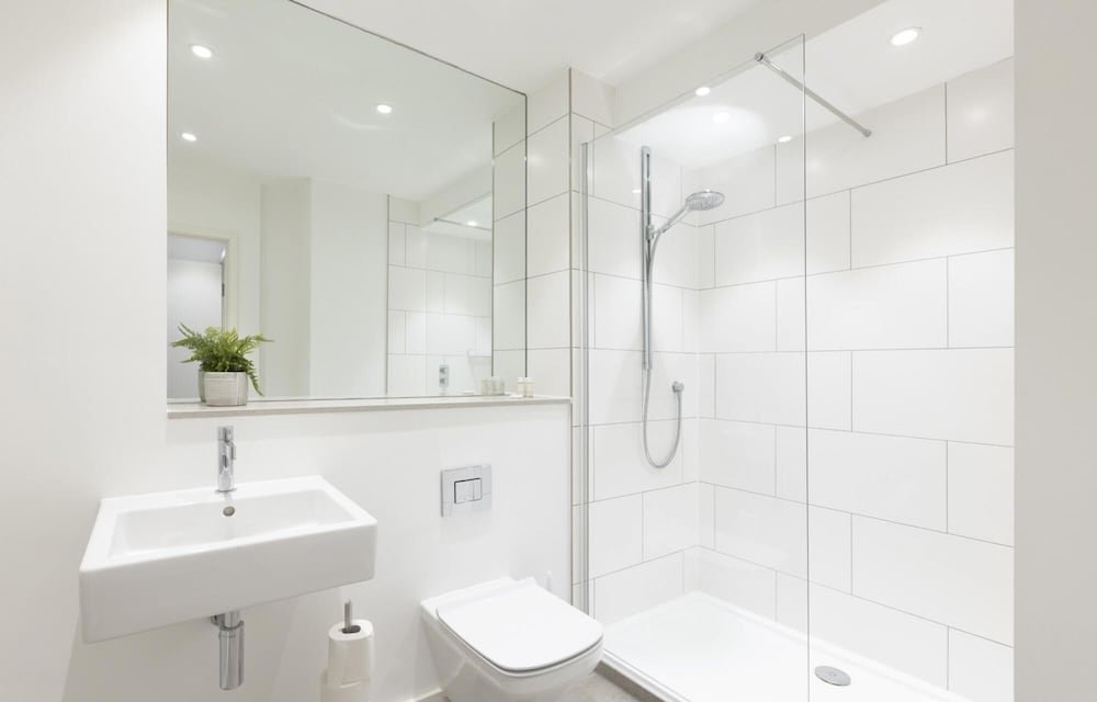 stunning modern 2 bedroom apartment with spectacular views of bath skyline