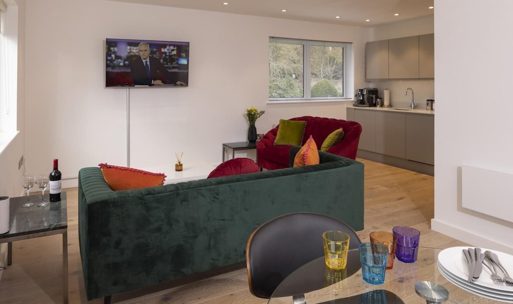 stunning modern 2 bedroom apartment with spectacular views of bath skyline