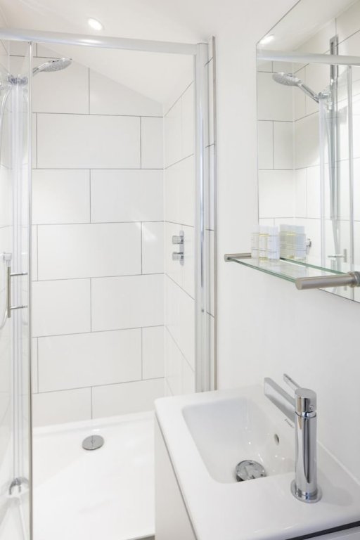 stunning modern 2 bedroom apartment with spectacular views of bath skyline