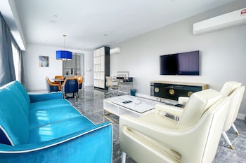 the face 2 by dm suites