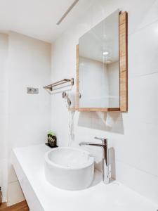 limehome barcelona carrer de fontcoberta self check in only