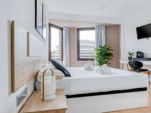 limehome barcelona carrer de fontcoberta self check in only