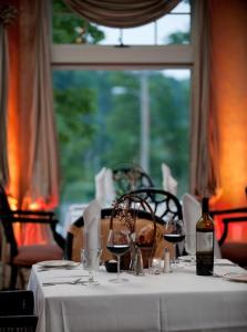 D. Hotel Suites & Spa,Holyoke>>Hampden,3 star