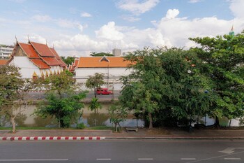 shapel hostel and cafe