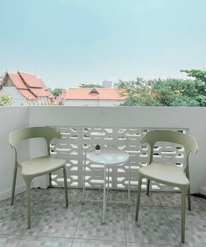 shapel hostel and cafe